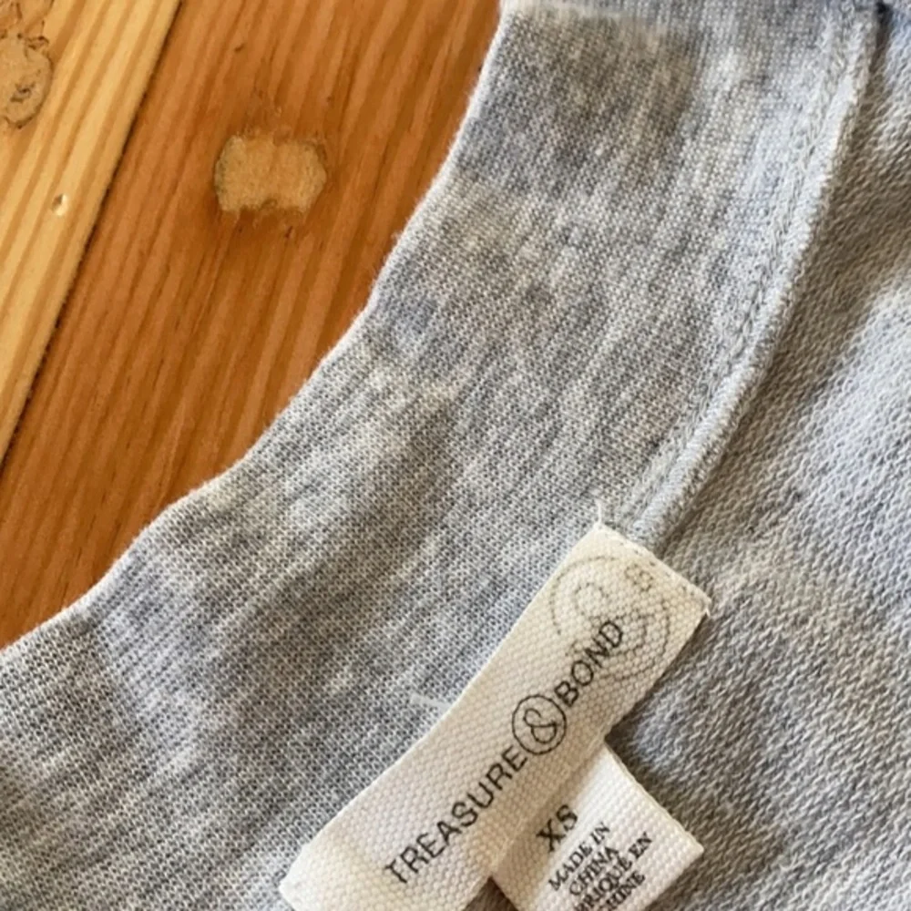 Treasure & Bond‎ Grey Long Sleeve Stretch Knit Deep V Pullover XS
